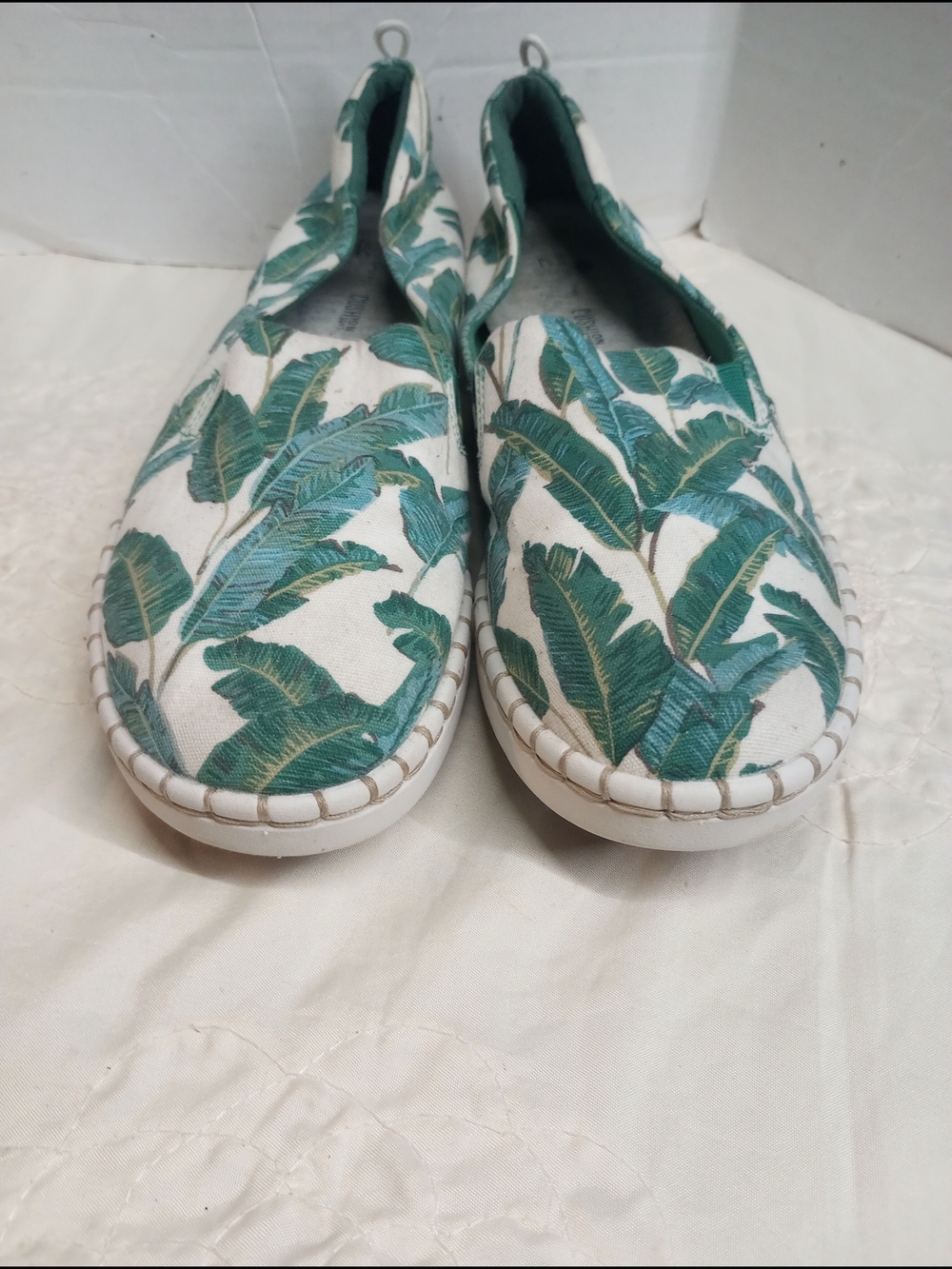 Cloudsteppers by Clarks White Slip-On Flats with Green Leaf Print Size 6.5M